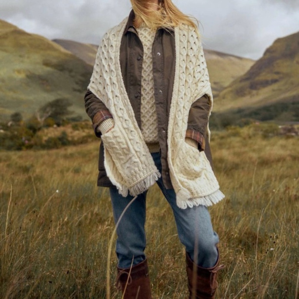 Standun Spiddal‎ Aran Woolen Mills 100% Merino Wool Ivory Shawl with Pockets